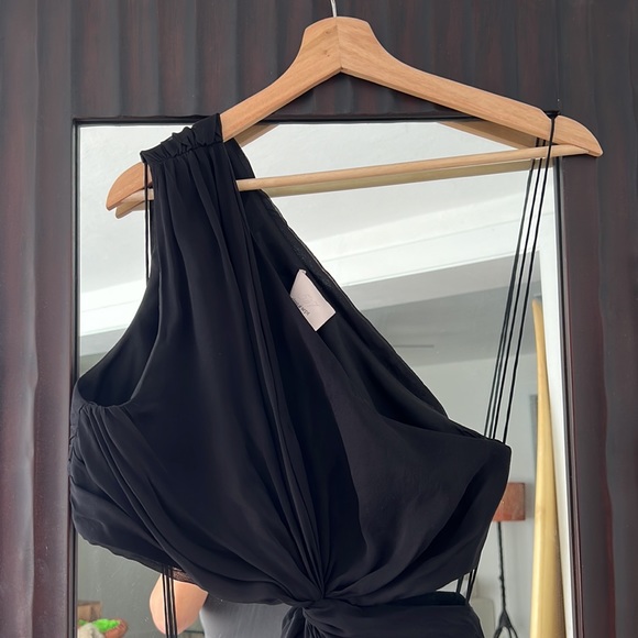 Cinq á sept one shoulder gown - Picture 2 of 5